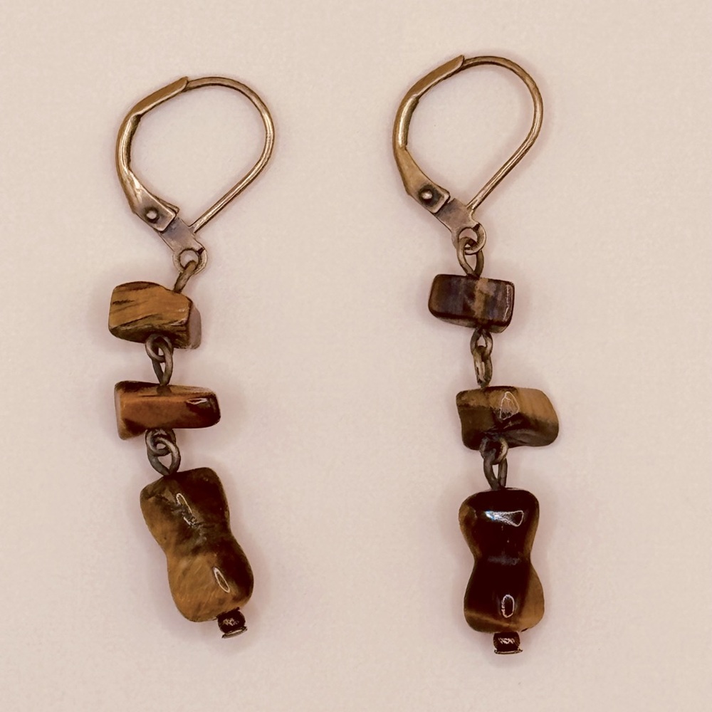 🐅 Asymmetrical Tigers Eye beaded drop earrings with leverback closure.